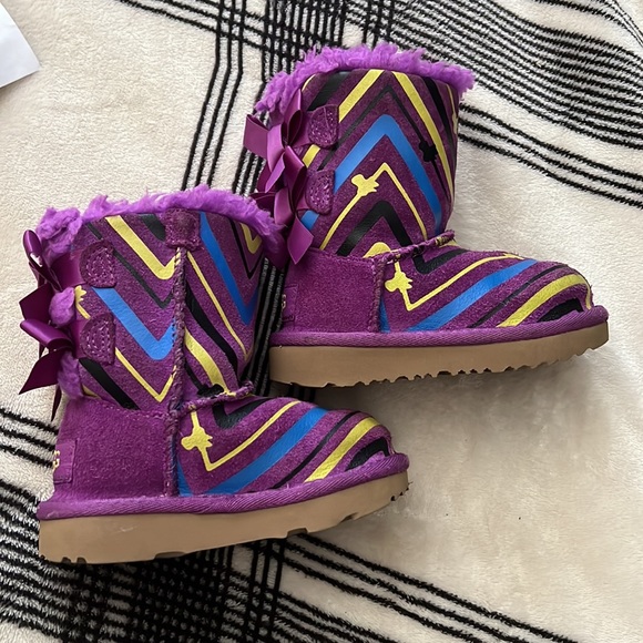 Children’s Size 6 UGG Boots - Picture 4 of 8